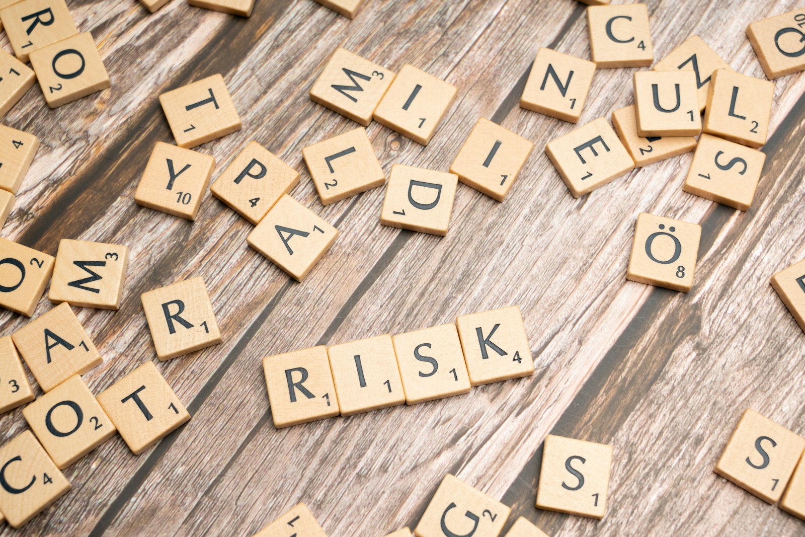 Análisis de riesgo financiero con indicadores y modelos