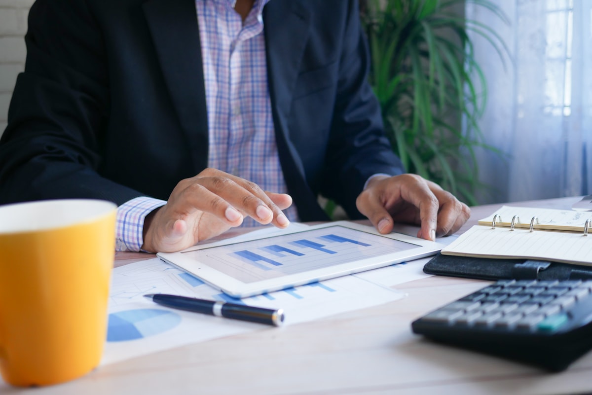 Análisis financiero con gráficas e indicadores